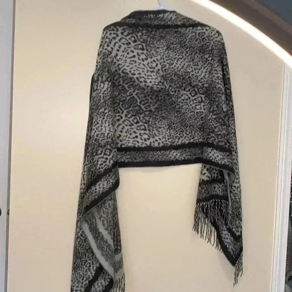 Lord & Taylor Accessories - EUC Lord & Taylor animal print scarf./ shawl